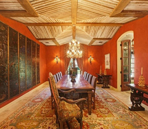 RICHLY TEXTIURED DINING ROOM