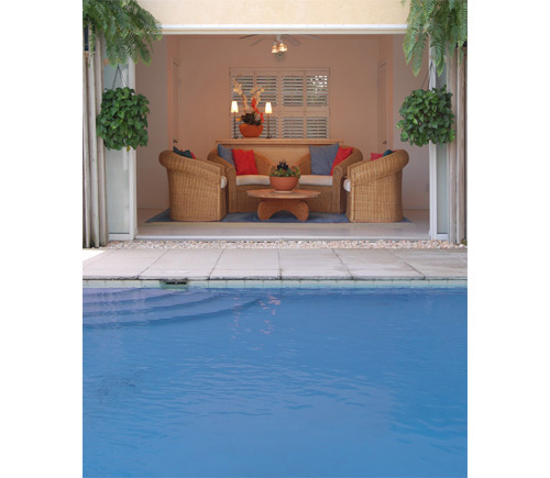 CABANA FOCUSED ON THE PRIMARY AXIS OF THE POOL